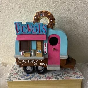 Beautiful donuts camper in 7-8”